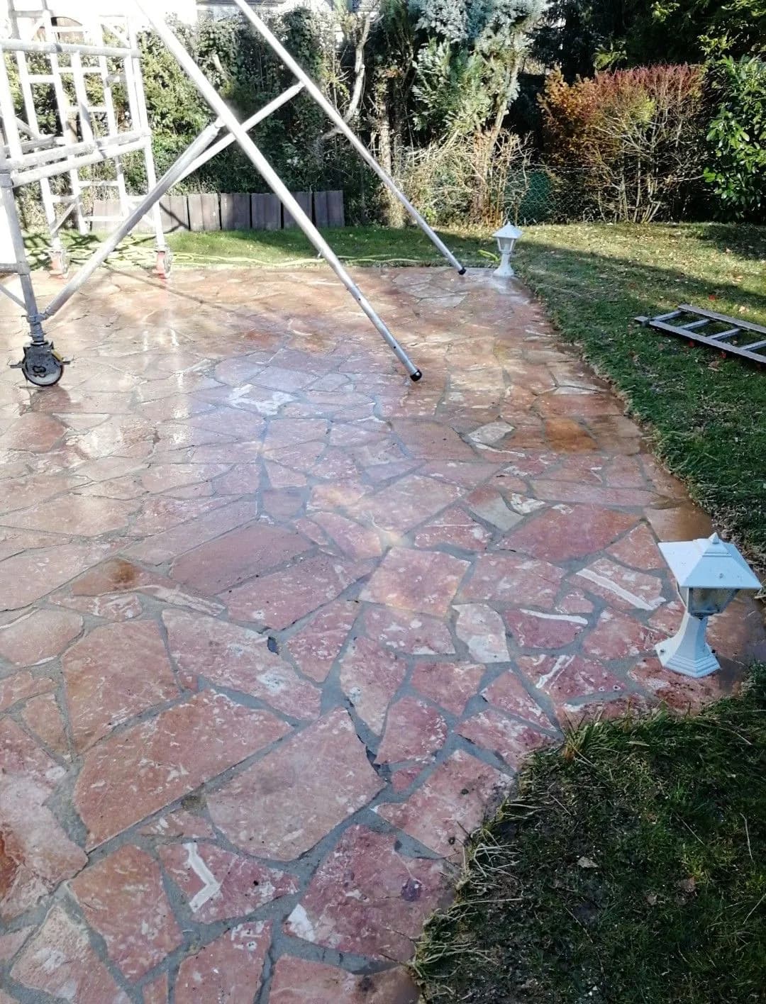 Terrasse en dallage de pierre rose en opus incertum, joints nets, après le nettoyage par Artisans L.L